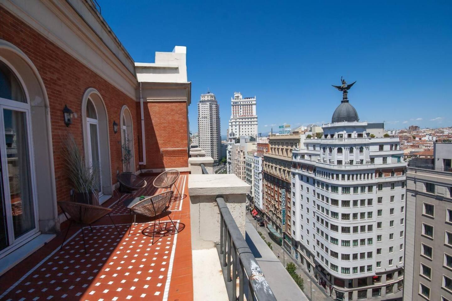 Atico En La Gran Via Con Terraza Apartment Madrid Luaran gambar