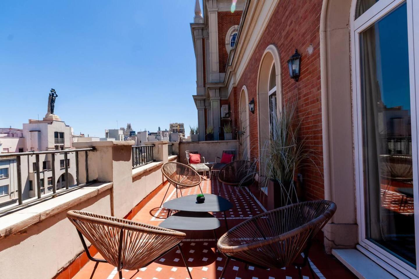 Atico En La Gran Via Con Terraza Apartment Madrid Luaran gambar